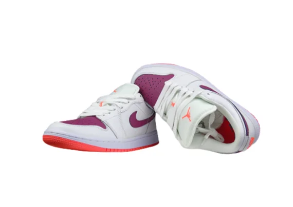 ⁦נעלי נייק-NIKE AIR JORDAN 1 LOW -WHITE-PURPLE LOGO⁩ – תמונה ⁦3⁩